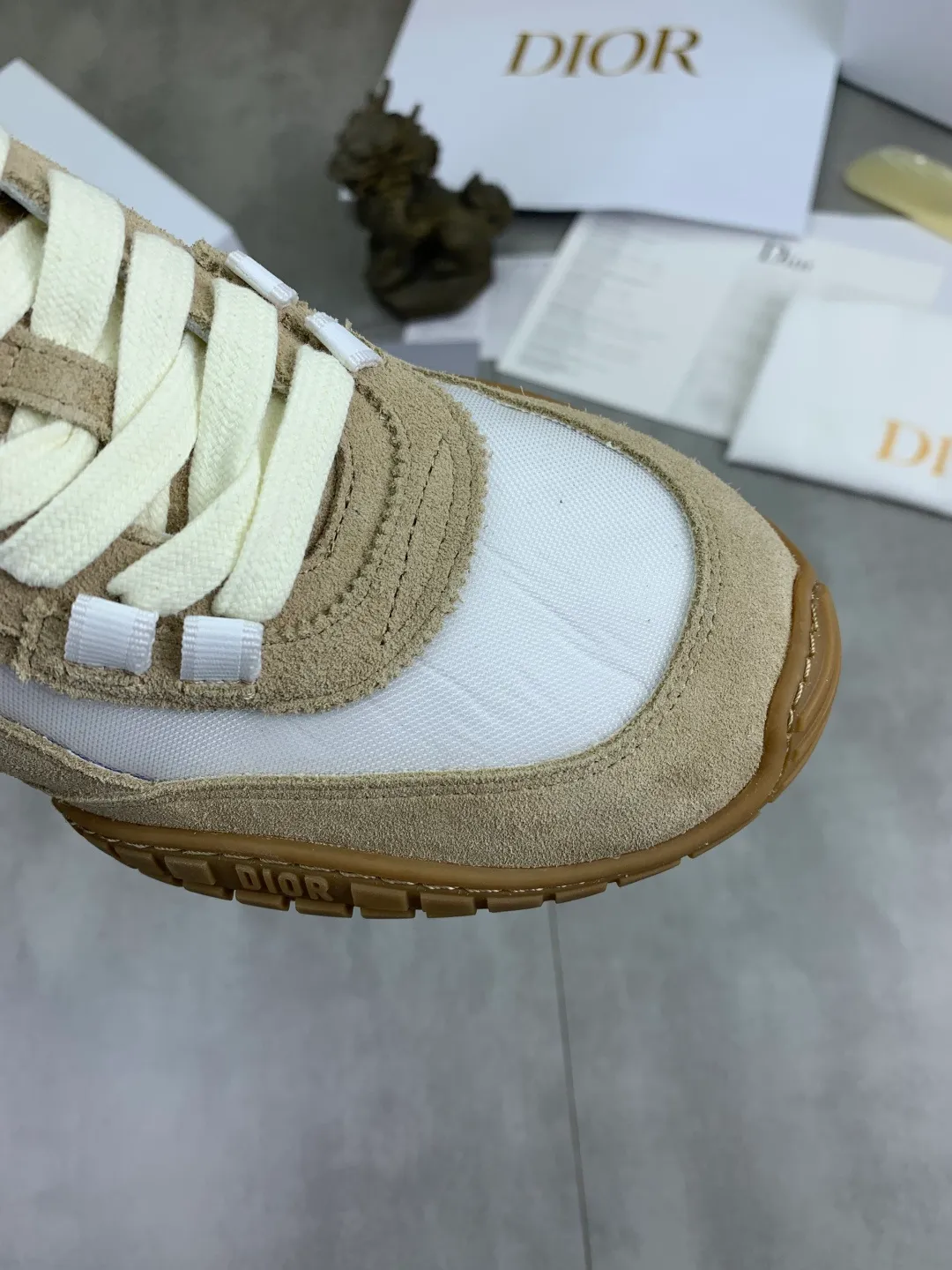 Men's men's shoes P560 new Dior Tech sneakers 2026 early spring series new products, with fashionable details, highlighting retro aesthetics. The light beige anti-suede cow leather upper is spliced ​​with apricot transparent mesh fabric on the side. The upper window edge is adhered with high-frequency flat ironing and back-pressure. It replicates the original craftsmanship, making it beautiful and comfortable without falling off. The interior is made of sheep lining of the same color and is soft and comfortable. The heel and tongue are embellished with the Paris logo. The textured TPU soles with the same color logo. The high-end version is exquisitely packaged with an airplane box, adding to the high-end style. Color: 4️⃣colors available Size: Female 35-41 Male 39-46